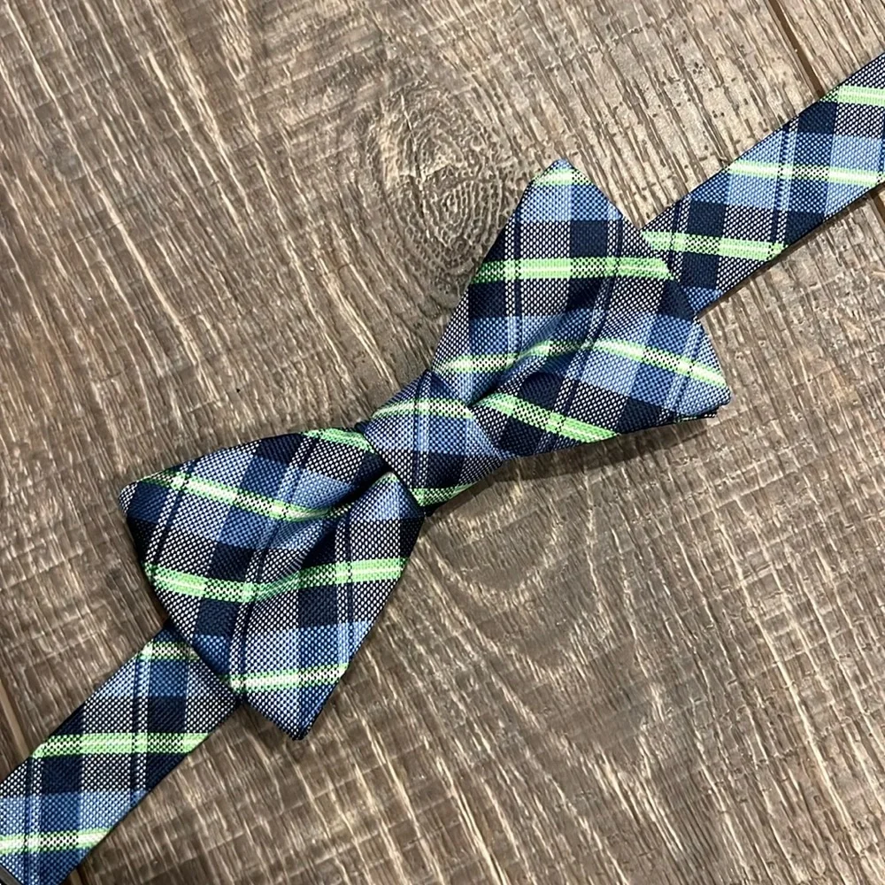 Chaps Adjustable Bow Tie